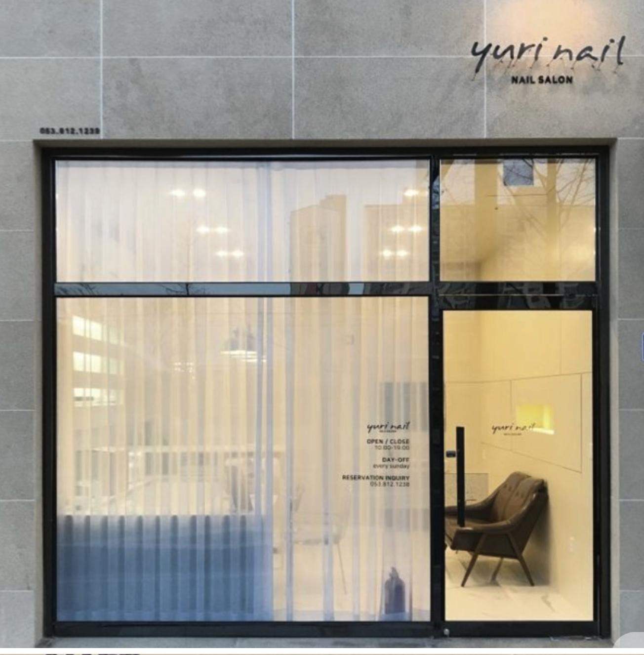 yuri nail — 통창 + 블랙 프레임